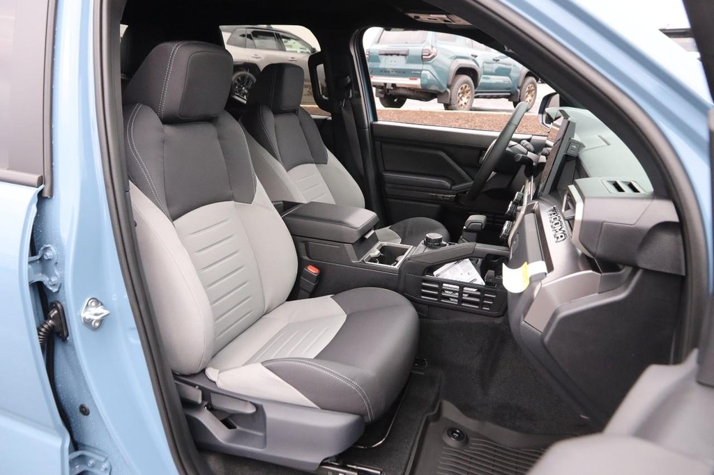 Toyota Tacoma 4WD Vehicle Full-screen Gallery Image 26