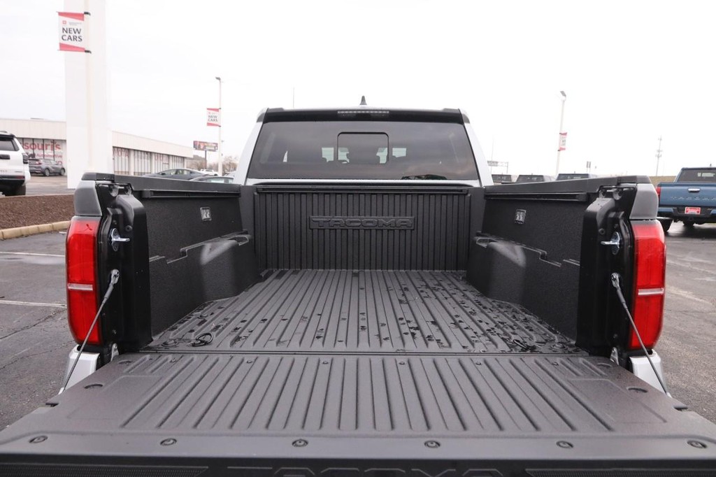 Toyota Tacoma 4WD Vehicle Full-screen Gallery Image 7