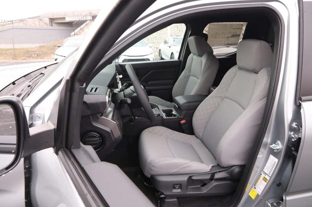 Toyota Tacoma 4WD Vehicle Full-screen Gallery Image 8