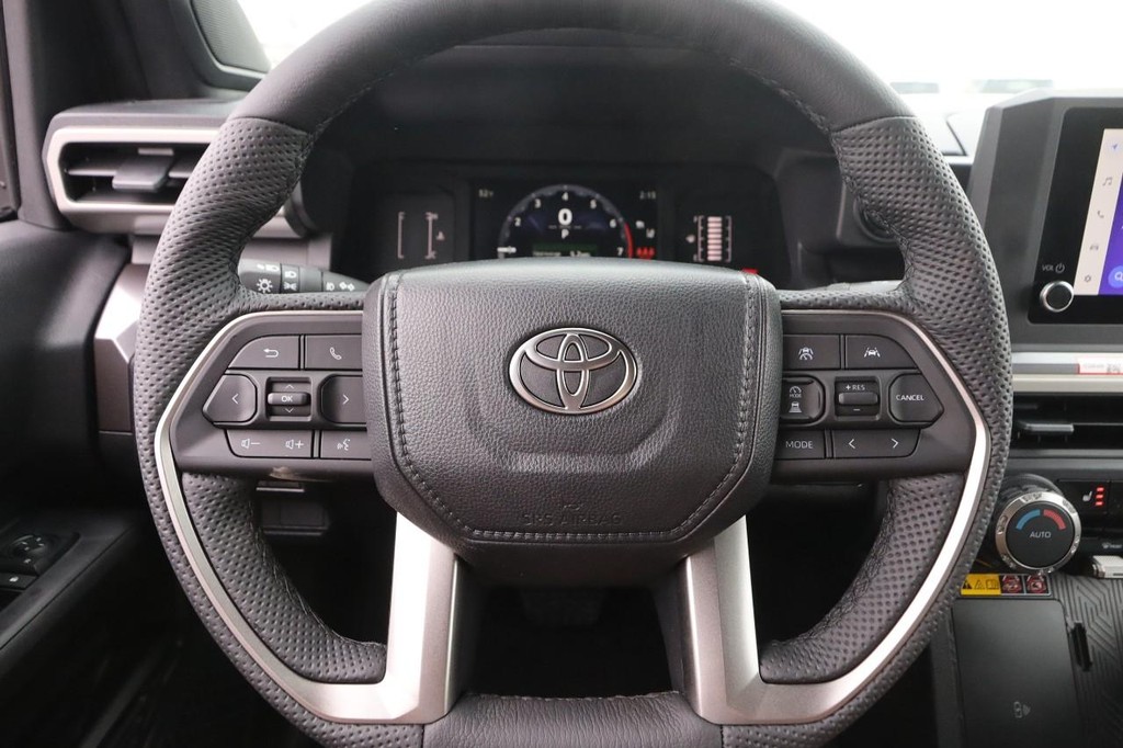 Toyota Tacoma 4WD Vehicle Full-screen Gallery Image 10