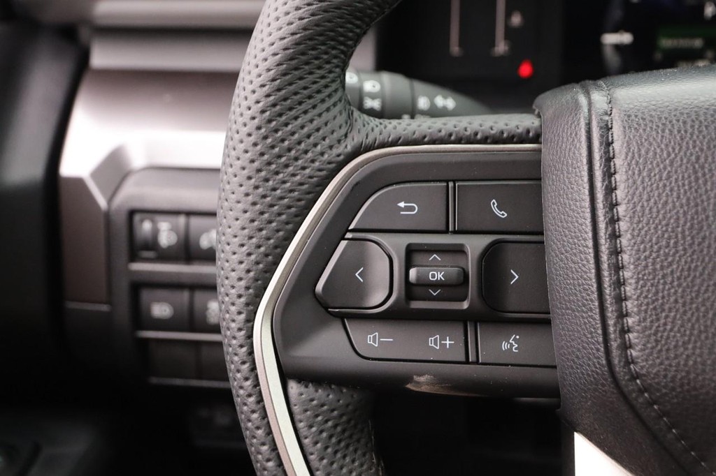 Toyota Tacoma 4WD Vehicle Full-screen Gallery Image 11