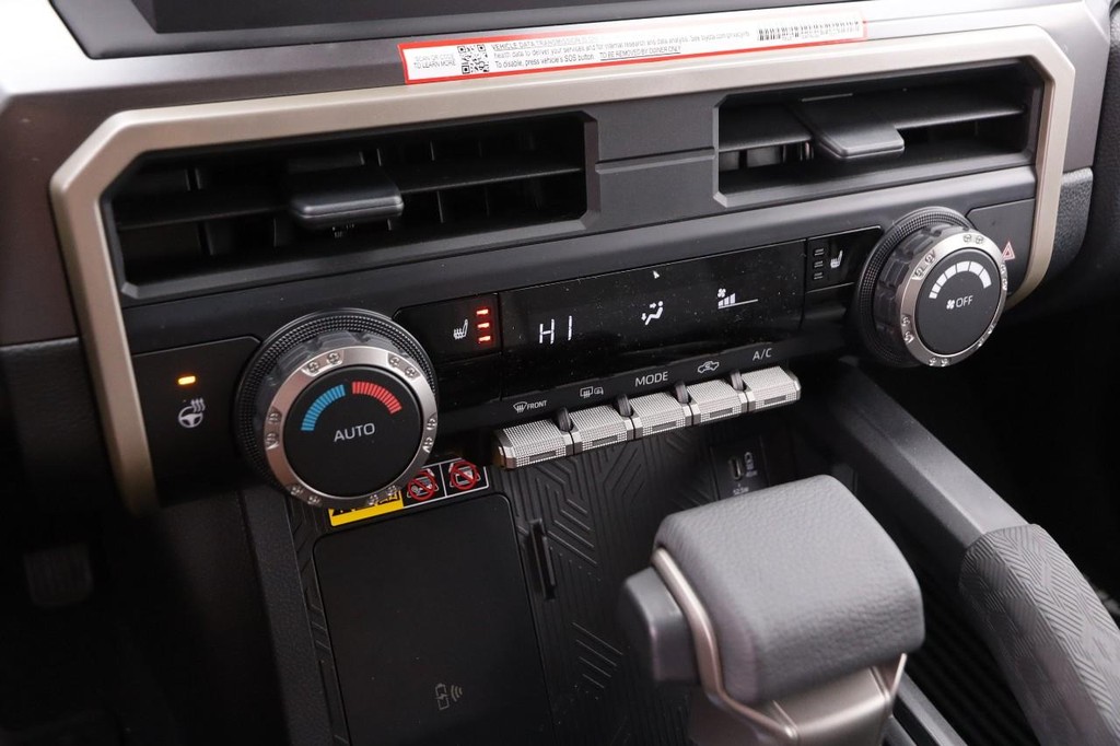 Toyota Tacoma 4WD Vehicle Full-screen Gallery Image 18