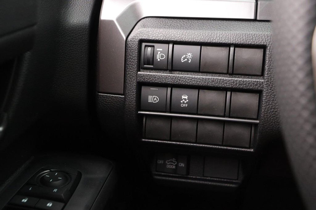 Toyota Tacoma 4WD Vehicle Full-screen Gallery Image 21