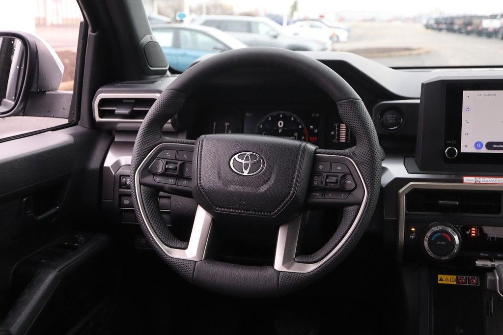 Toyota Tacoma 4WD Vehicle Full-screen Gallery Image 24