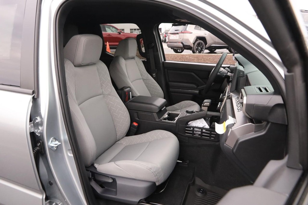 Toyota Tacoma 4WD Vehicle Full-screen Gallery Image 27