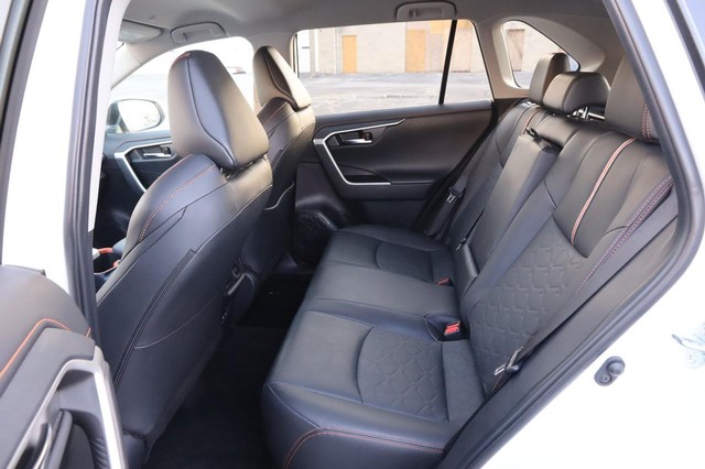 Toyota RAV4 Vehicle Image 09