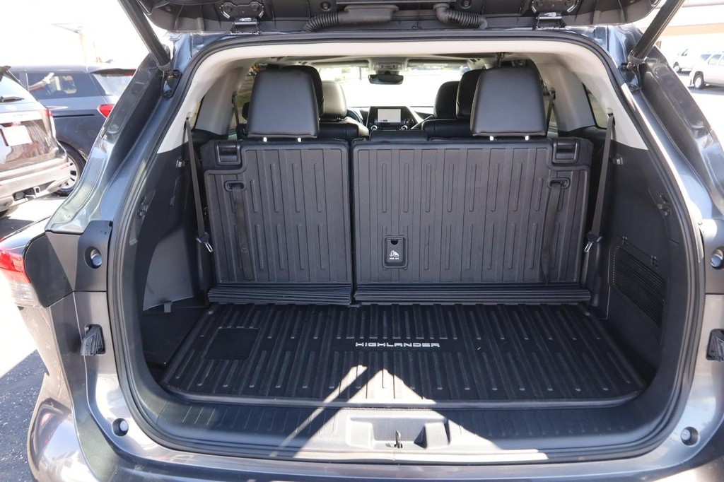 Toyota Highlander Vehicle Full-screen Gallery Image 7