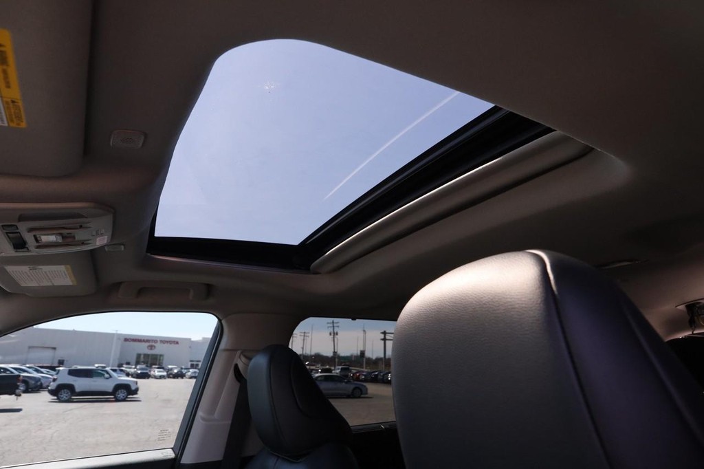 Toyota Highlander Vehicle Full-screen Gallery Image 9