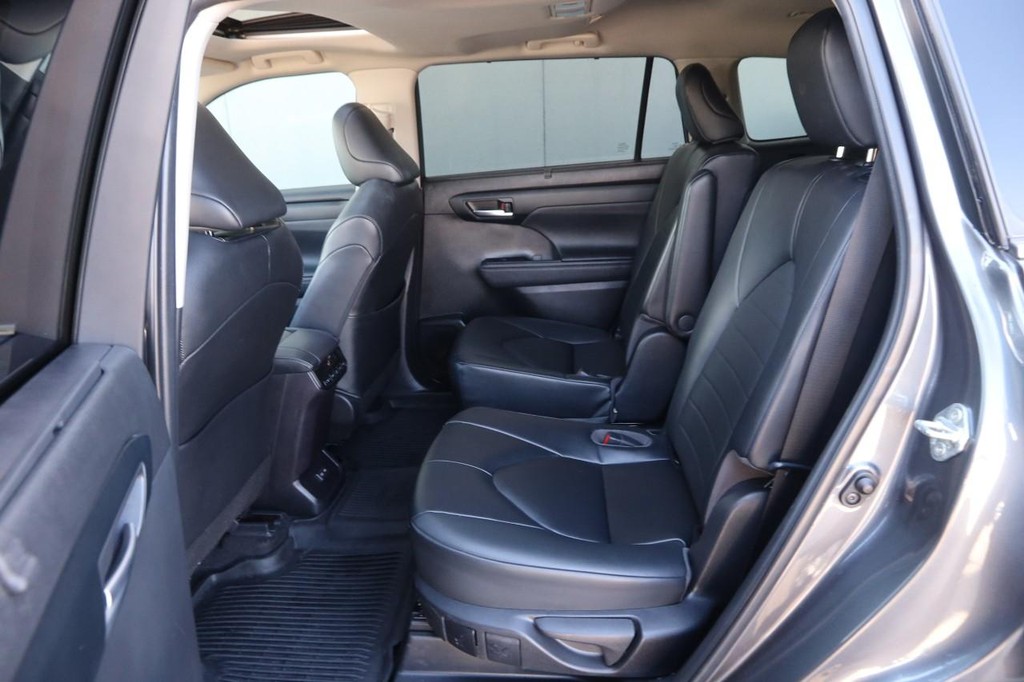 Toyota Highlander Vehicle Full-screen Gallery Image 11