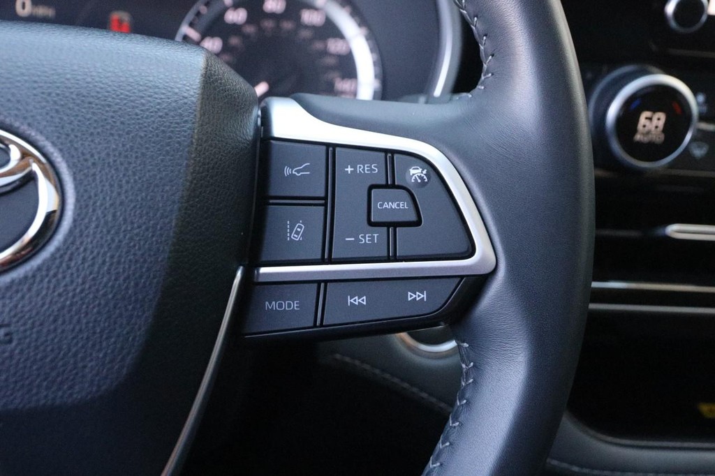 Toyota Highlander Vehicle Full-screen Gallery Image 15