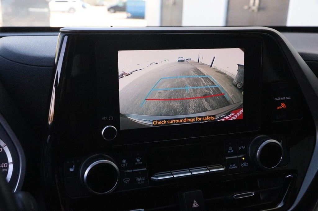 Toyota Highlander Vehicle Full-screen Gallery Image 19