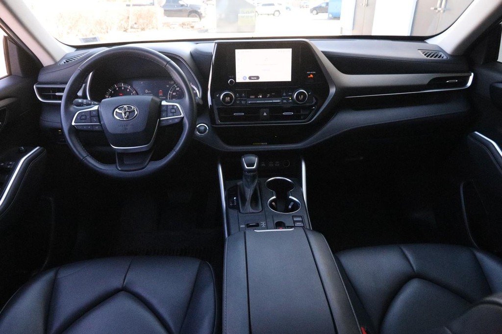 Toyota Highlander Vehicle Full-screen Gallery Image 23