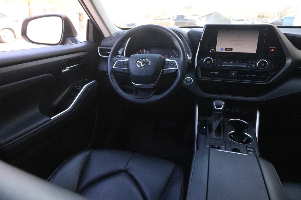 Toyota Highlander Vehicle Full-screen Gallery Image 24