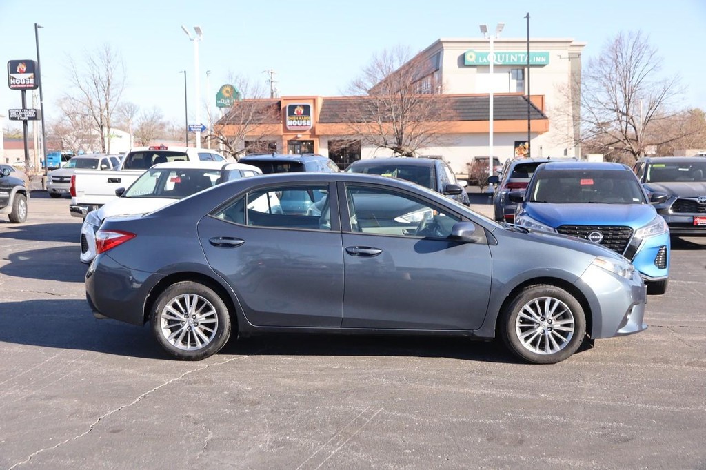 Toyota Corolla Vehicle Full-screen Gallery Image 5