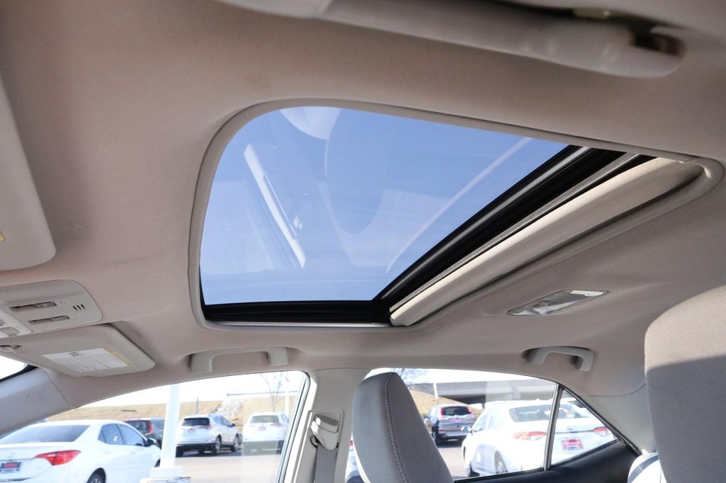 Toyota Corolla Vehicle Full-screen Gallery Image 8