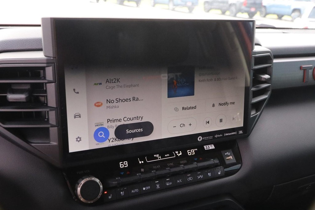 Toyota Sequoia Vehicle Full-screen Gallery Image 19