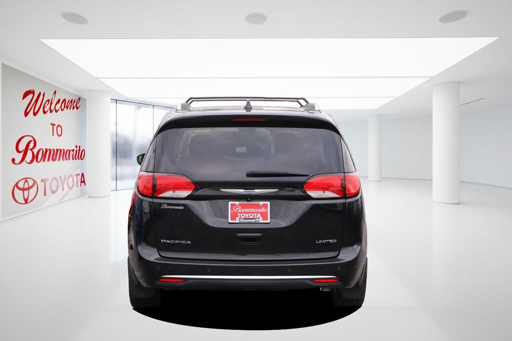 Chrysler Pacifica Vehicle Full-screen Gallery Image 06