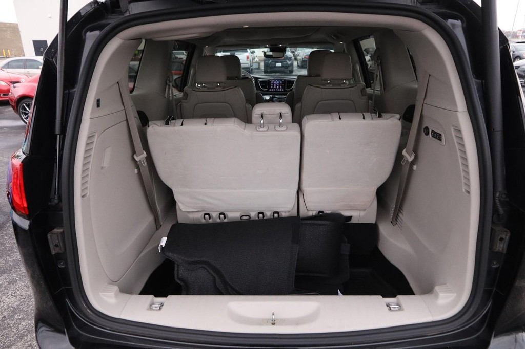 Chrysler Pacifica Vehicle Full-screen Gallery Image 07