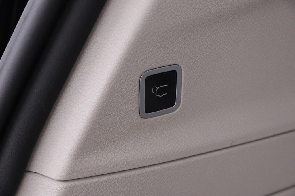 Chrysler Pacifica Vehicle Full-screen Gallery Image 08