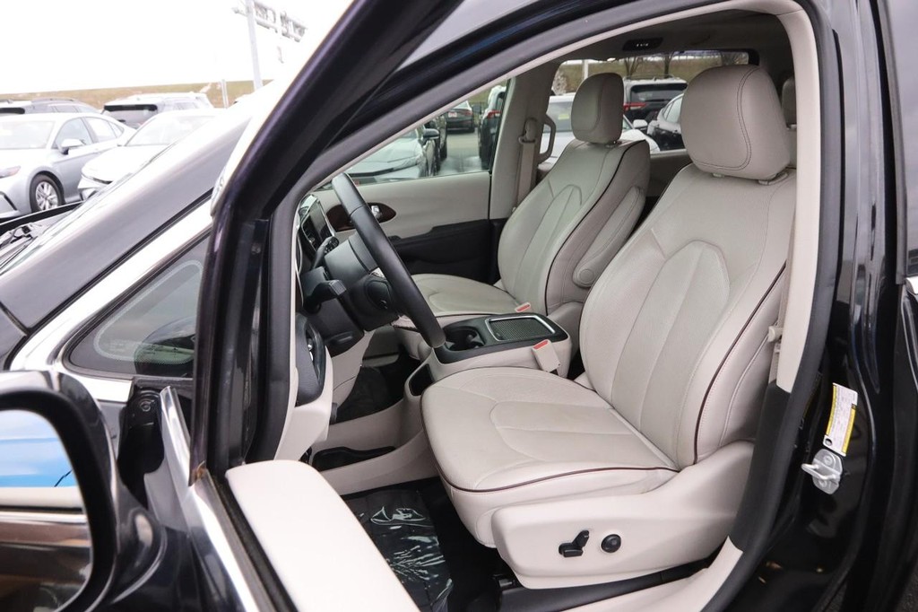 Chrysler Pacifica Vehicle Full-screen Gallery Image 09