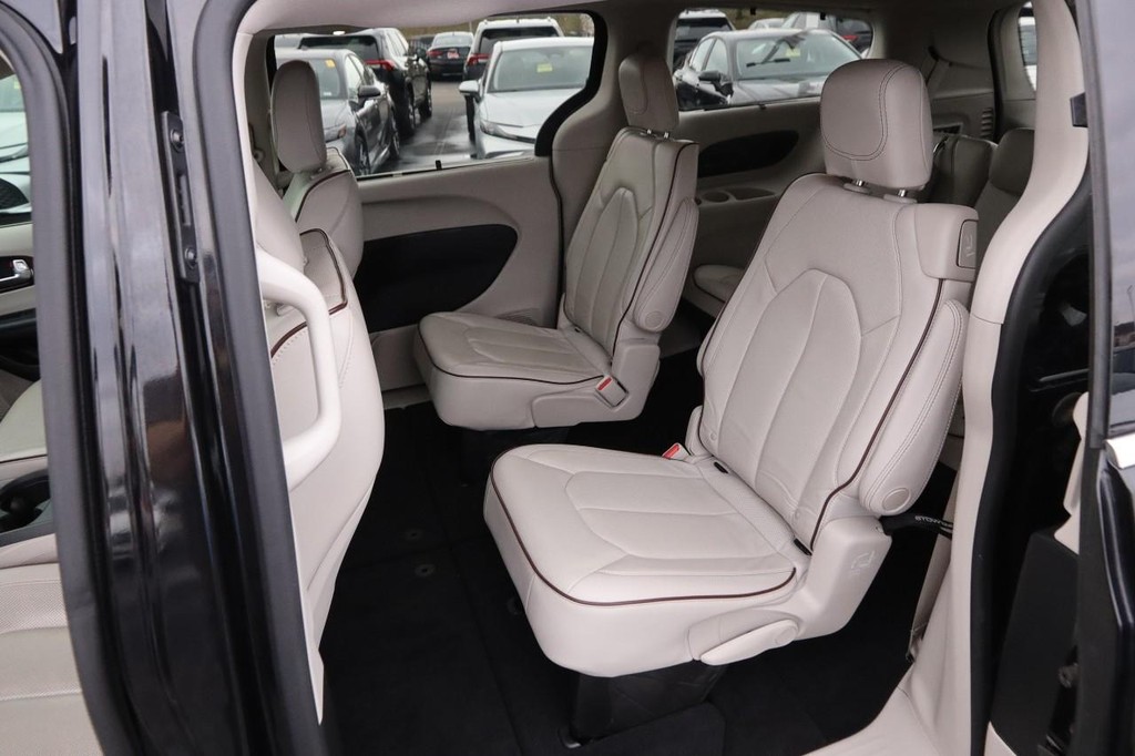 Chrysler Pacifica Vehicle Full-screen Gallery Image 10