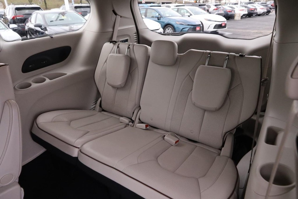 Chrysler Pacifica Vehicle Full-screen Gallery Image 11