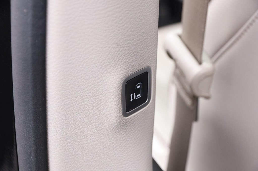 Chrysler Pacifica Vehicle Full-screen Gallery Image 12