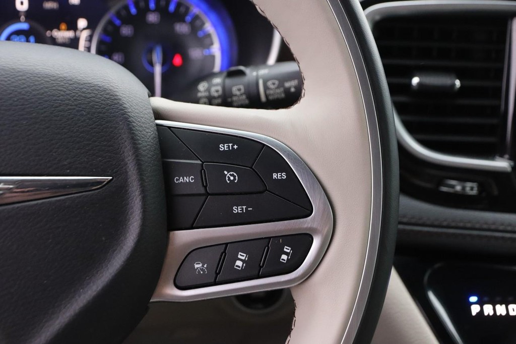 Chrysler Pacifica Vehicle Full-screen Gallery Image 14