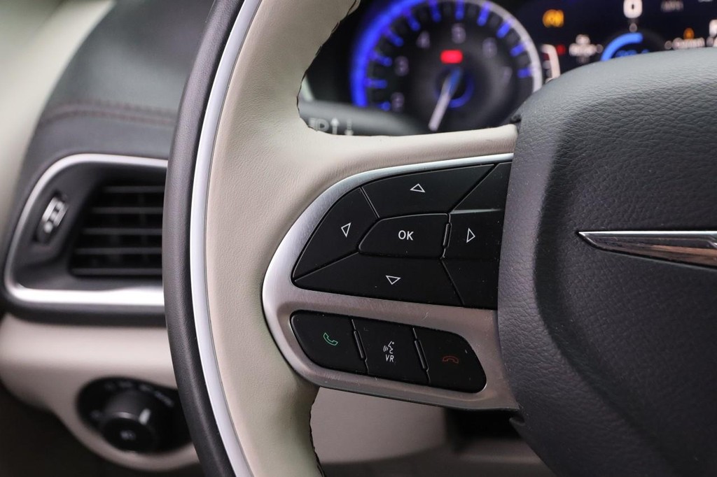 Chrysler Pacifica Vehicle Full-screen Gallery Image 15