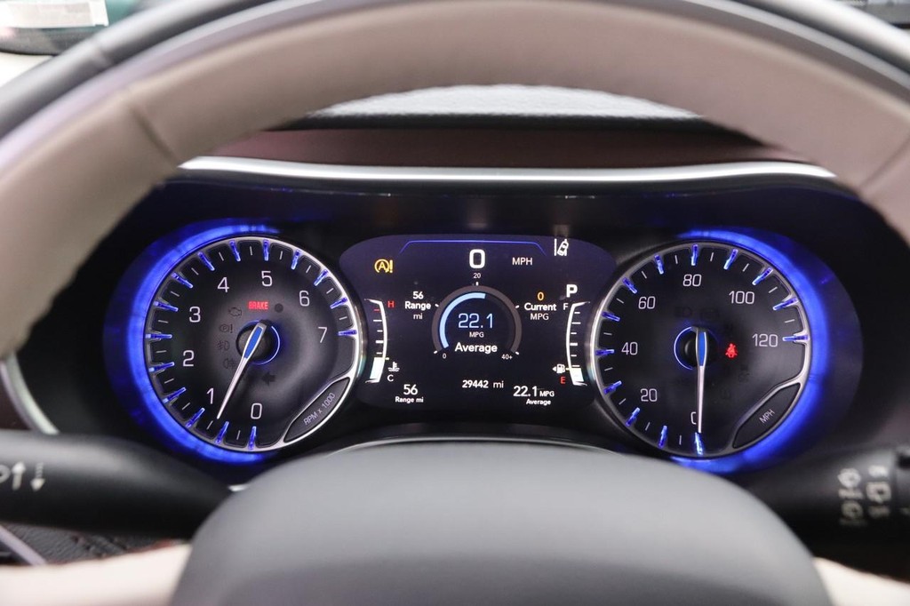 Chrysler Pacifica Vehicle Full-screen Gallery Image 16