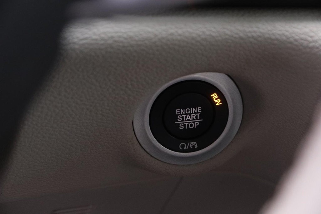 Chrysler Pacifica Vehicle Full-screen Gallery Image 17