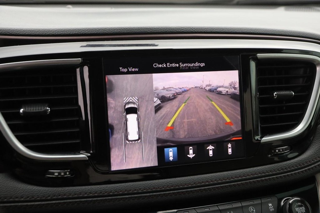 Chrysler Pacifica Vehicle Full-screen Gallery Image 19