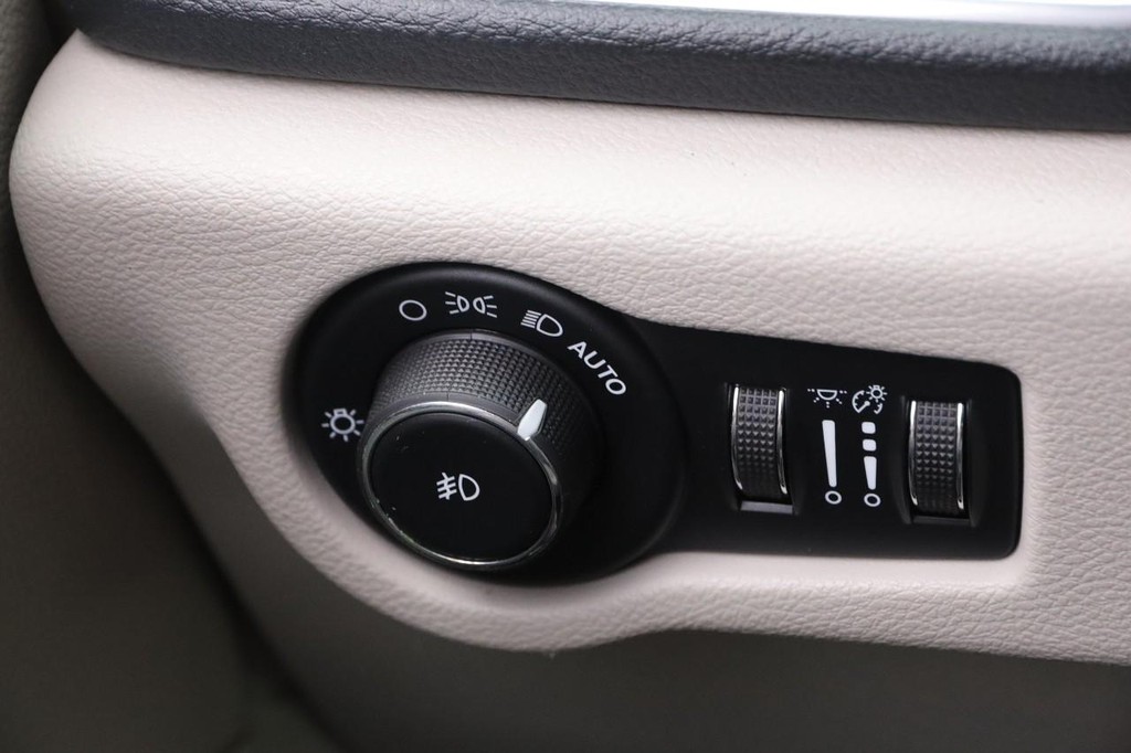 Chrysler Pacifica Vehicle Full-screen Gallery Image 21