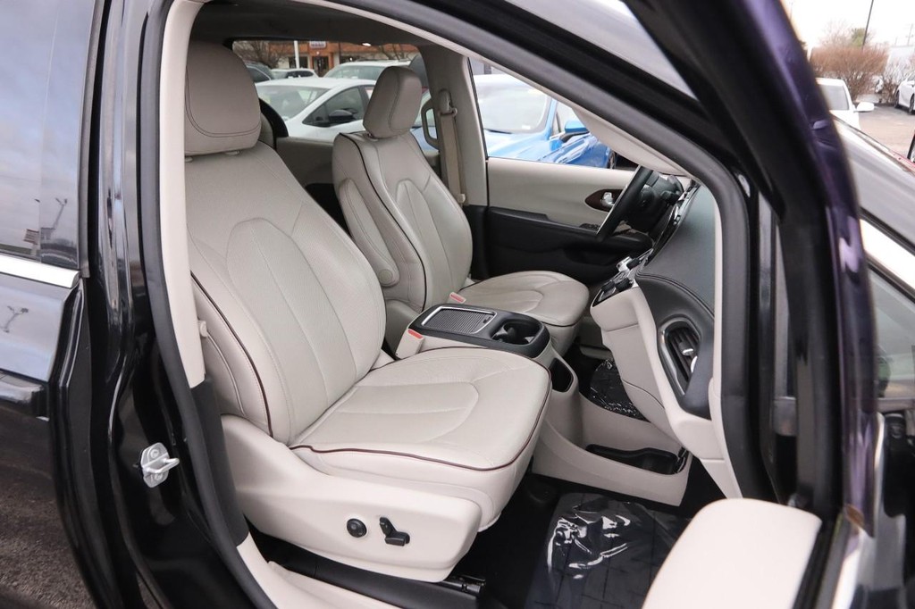 Chrysler Pacifica Vehicle Full-screen Gallery Image 27