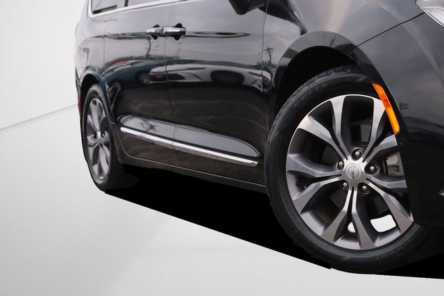 Chrysler Pacifica Vehicle Image 03