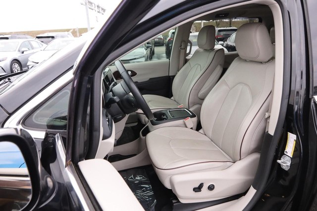 Chrysler Pacifica Vehicle Image 09