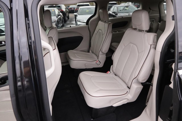 Chrysler Pacifica Vehicle Image 10