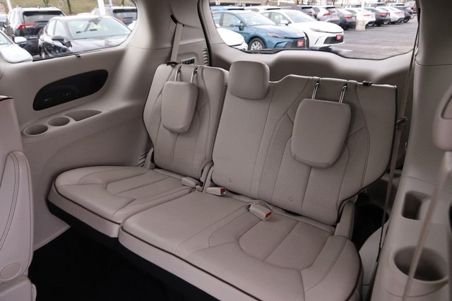 Chrysler Pacifica Vehicle Image 11