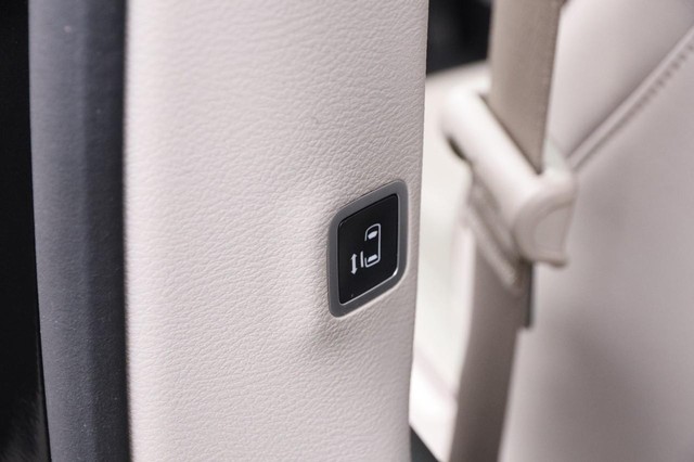 Chrysler Pacifica Vehicle Image 12