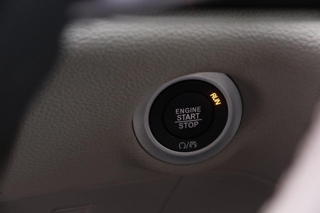 Chrysler Pacifica Vehicle Image 17