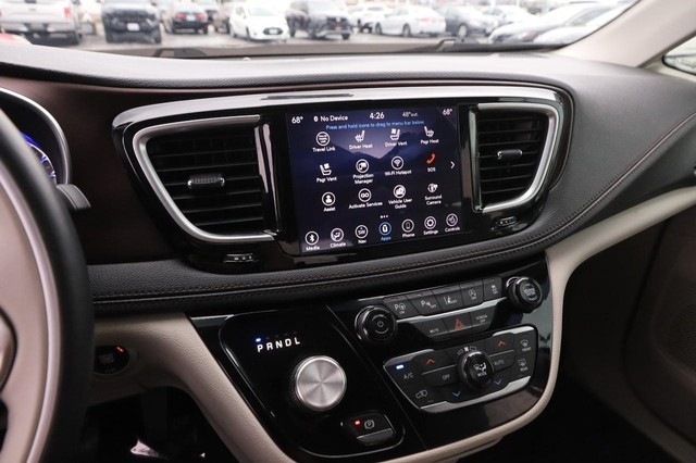 Chrysler Pacifica Vehicle Image 18