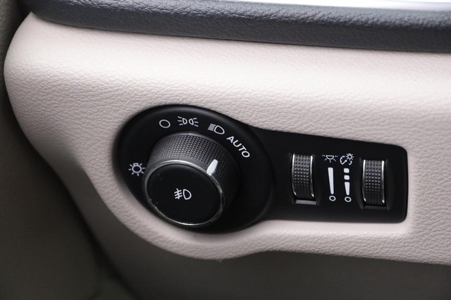 Chrysler Pacifica Vehicle Image 21