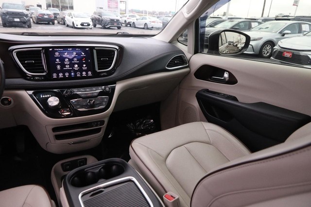 Chrysler Pacifica Vehicle Image 26