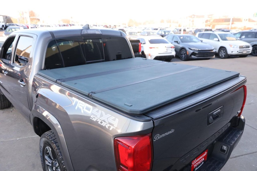 Toyota Tacoma Vehicle Full-screen Gallery Image 7