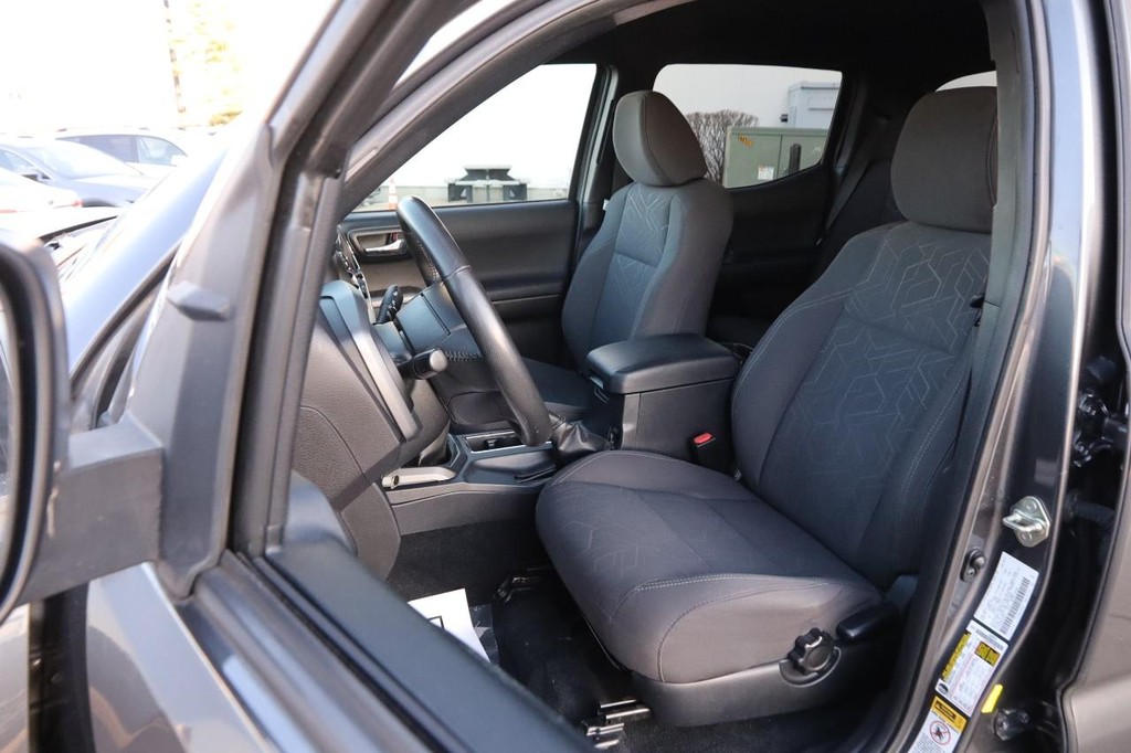 Toyota Tacoma Vehicle Full-screen Gallery Image 8