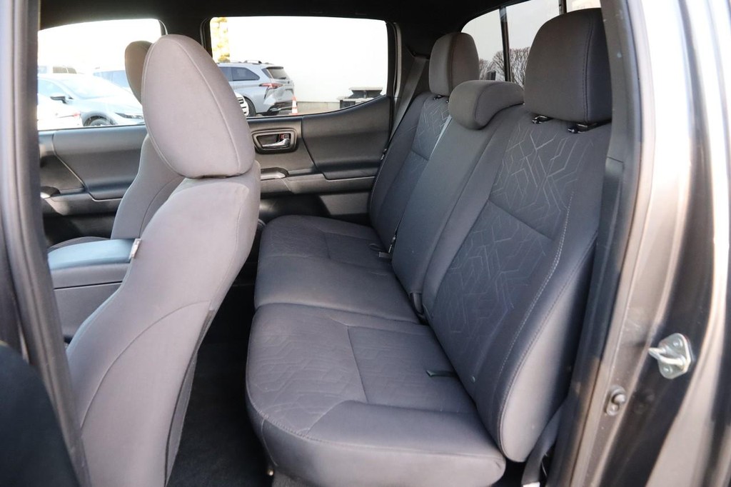 Toyota Tacoma Vehicle Full-screen Gallery Image 9