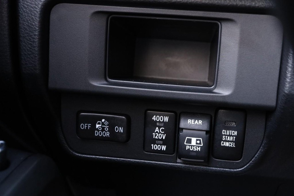 Toyota Tacoma Vehicle Full-screen Gallery Image 18