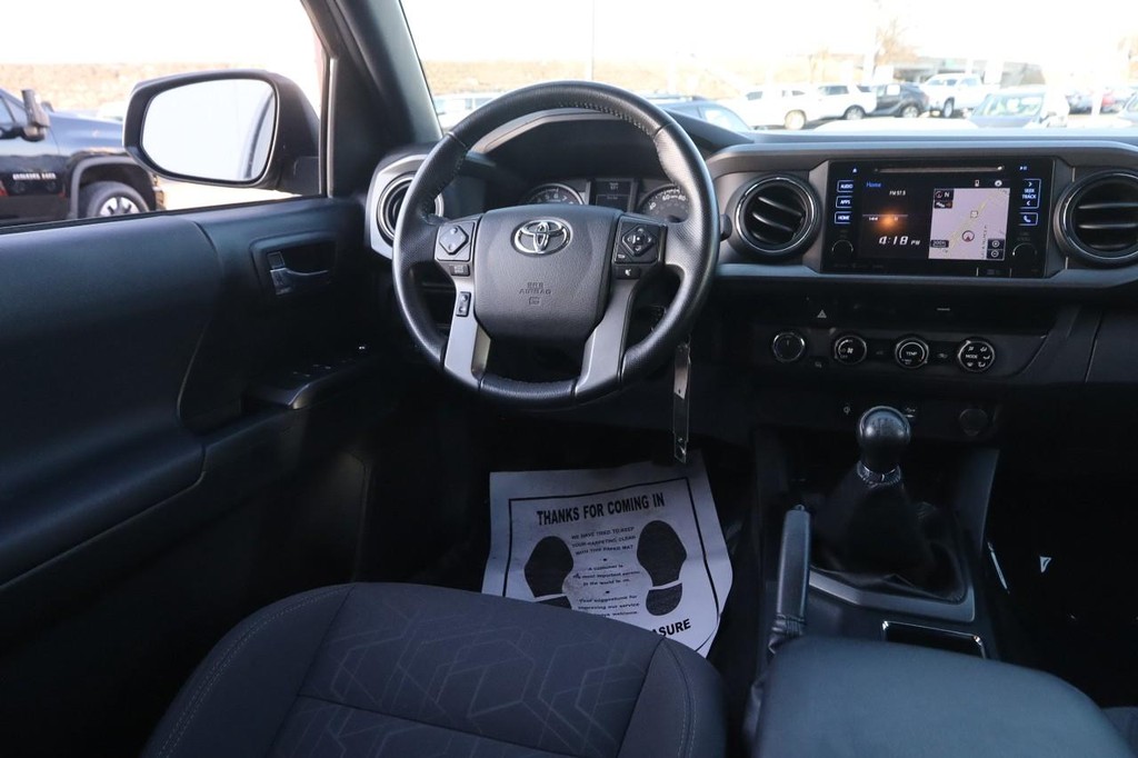 Toyota Tacoma Vehicle Full-screen Gallery Image 20