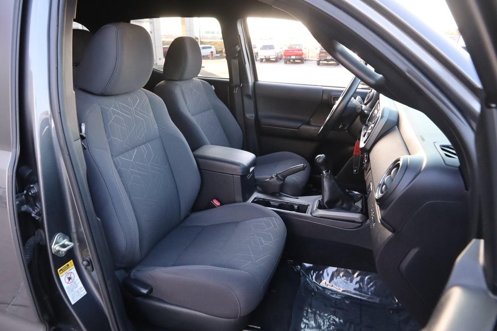 Toyota Tacoma Vehicle Full-screen Gallery Image 24