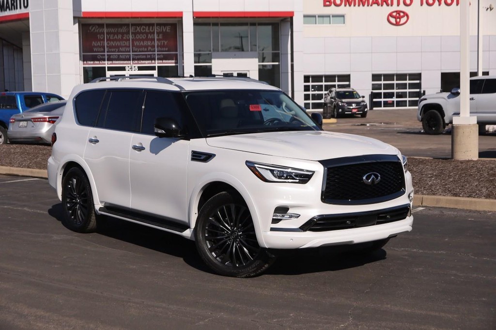 INFINITI QX80 Vehicle Full-screen Gallery Image 2